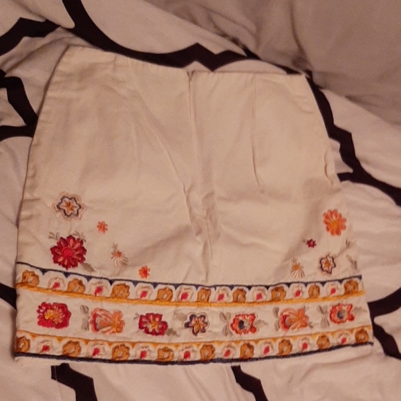 A skirt - Picture 2 of 3